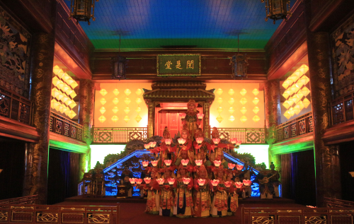 Biểu diễn vũ khúc cung đình Lục cúng hoa đăng trong Nhà hát Duyệt Thị Đường